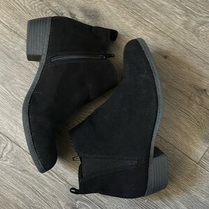 Women’s 7 wide black ankle boots (Kohl’s brand)
